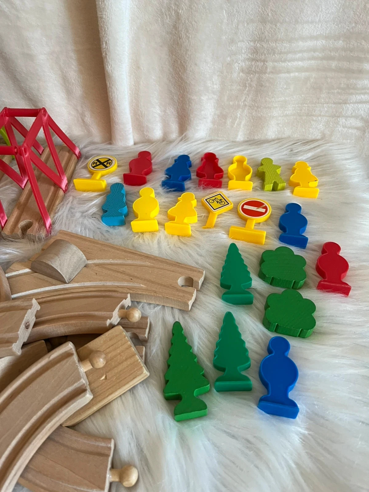 Wooden train track set with accessories – photo 4